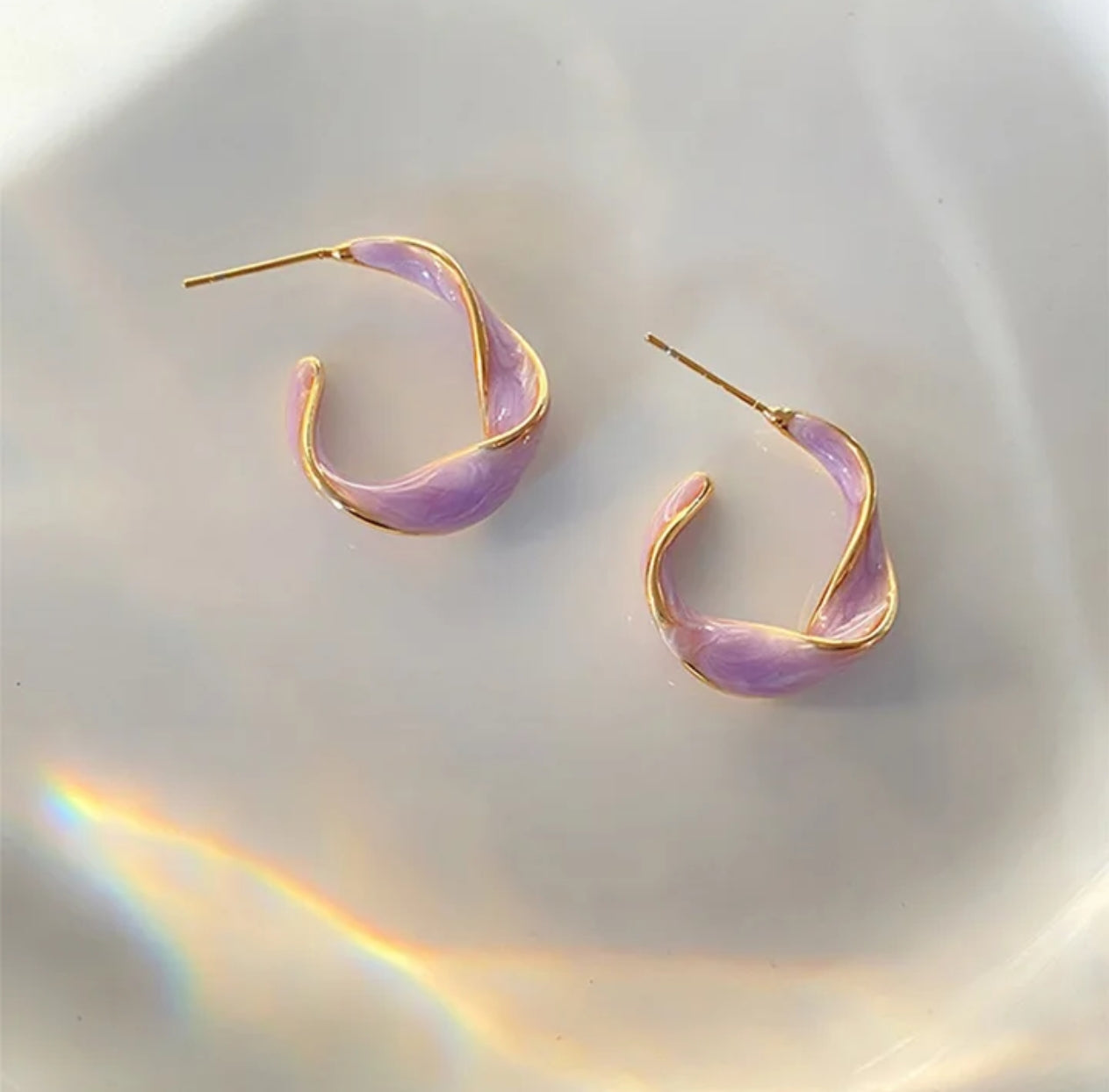 Lavender Enamel Twisted Hoop Earrings – Modern Elegance in Gold Tone